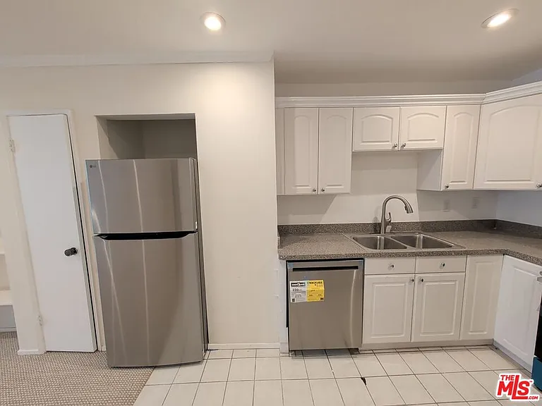 415 Montana Ave #203 — Photo 21