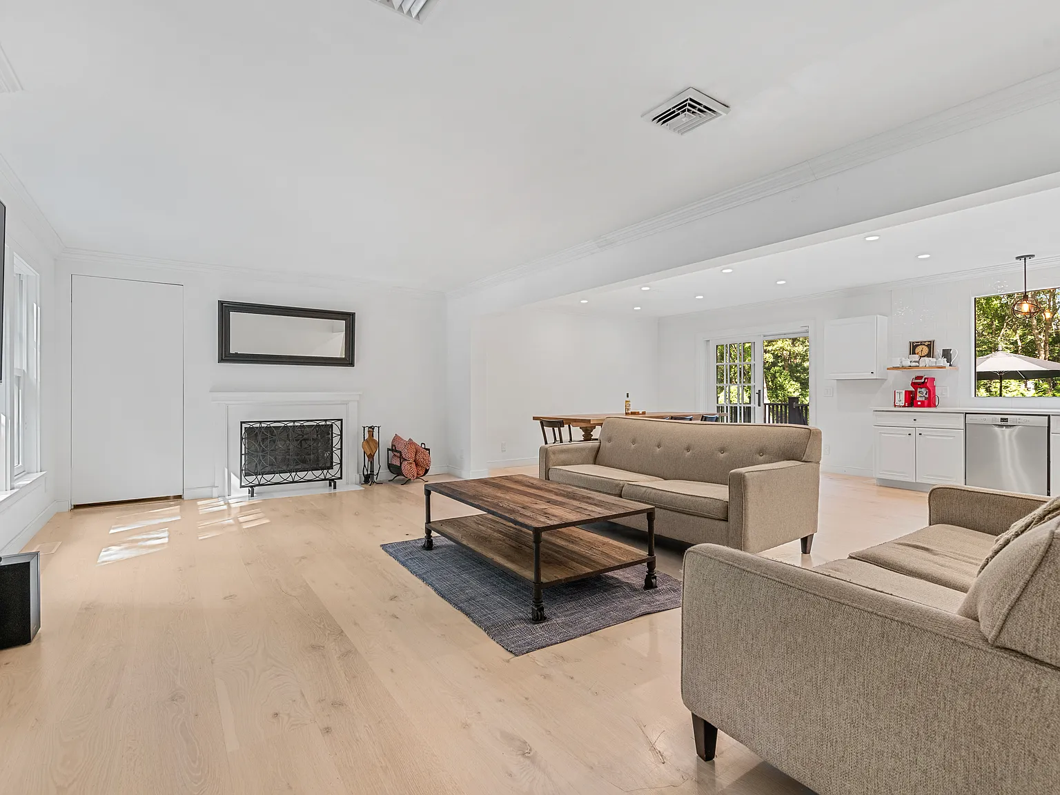 Wainscott Retreat 3BR with Pool, and wrap around porch — Photo 3
