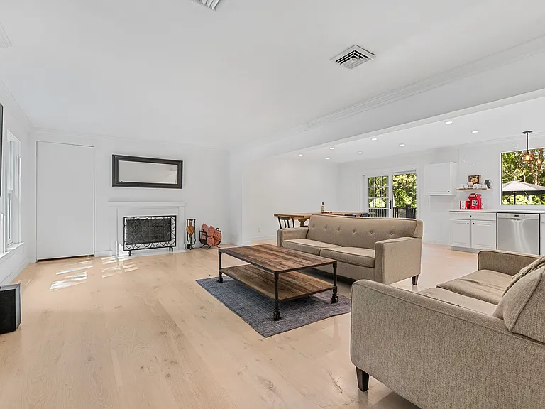22 W Gate Rd — Photo 3
