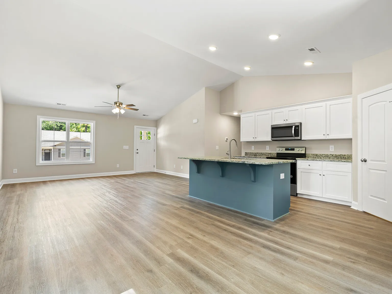 3 bed, 1320 sqft, $1,850 — Photo 2