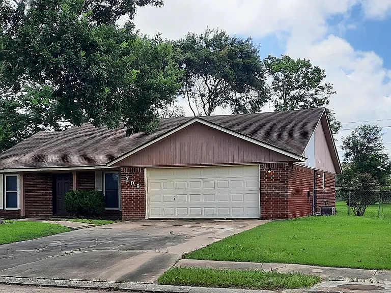 209 Basswood St — Photo 1