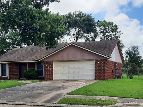209 Basswood St, Lake Jackson, TX 77566