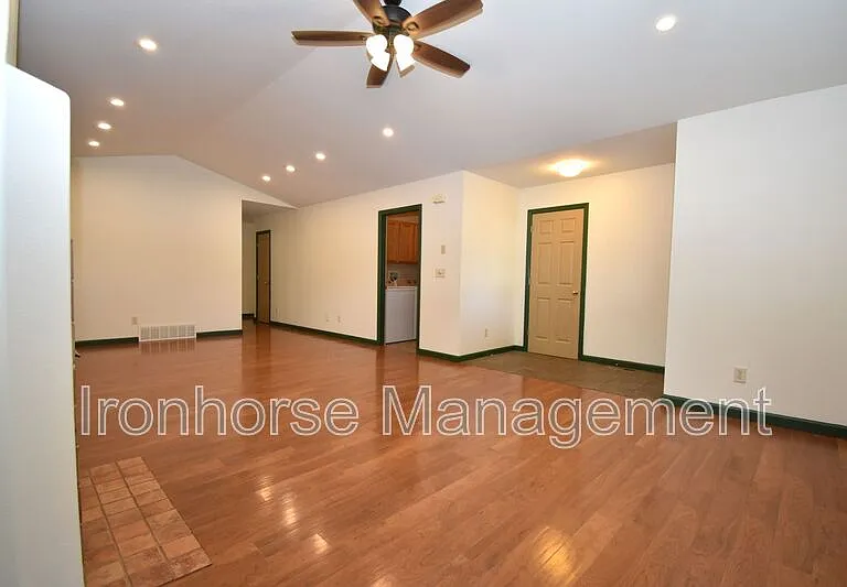 502 Sanders Ave — Photo 4