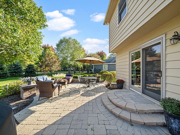 5th image of 221 N Cambridge Dr