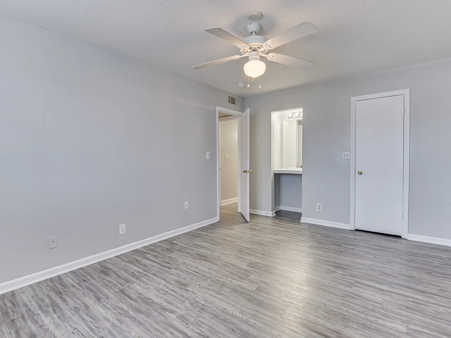 River's Edge Apartments — Photo 4