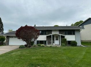 518 Rolls Rd, New Brighton, MN 55112
