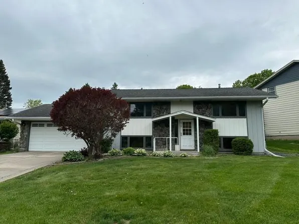 518 Rolls Rd, New Brighton, MN 55112