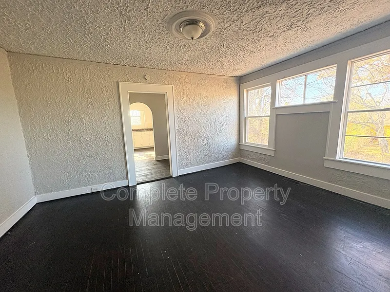 3 bed, 1.0 bath, 1156 sqft, $1,150 — Photo 4