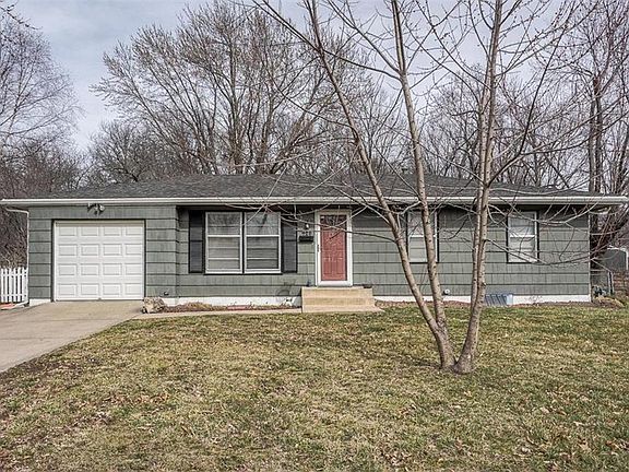 2nd image of 425 NW Village Dr