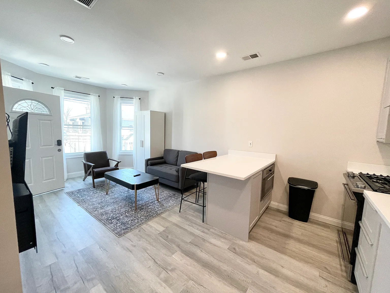 5 bed, 1500 sqft, $5,500 — Photo 3