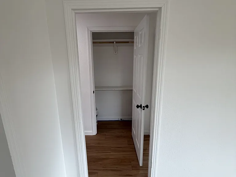 910 E Tulare Ave — Photo 14