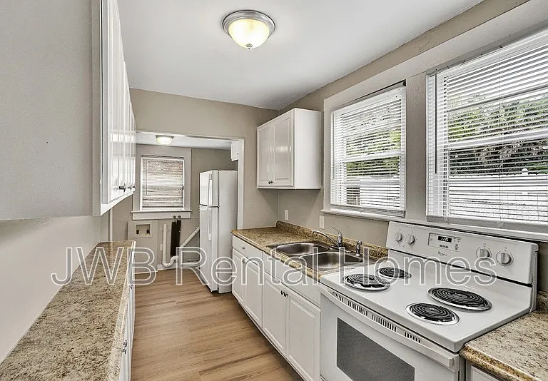 7124 Lorain St — Photo 2