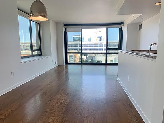 3rd image of 260 King St Unit 787