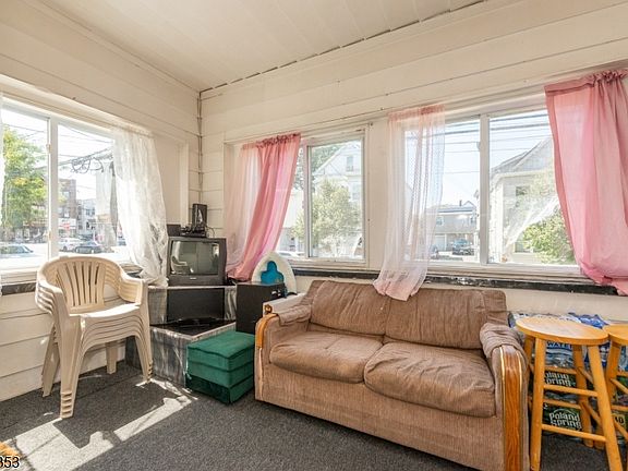4th image of 985-987 E 23rd St