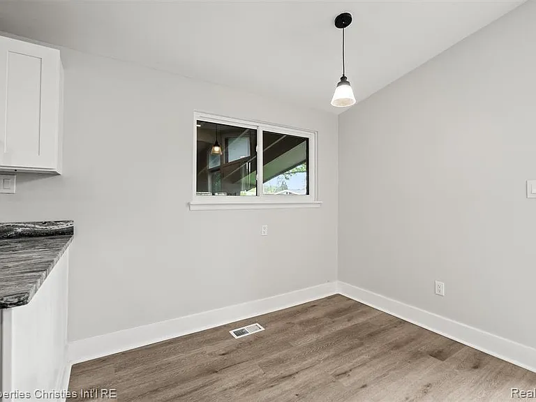 29464 Fairfax St — Photo 11