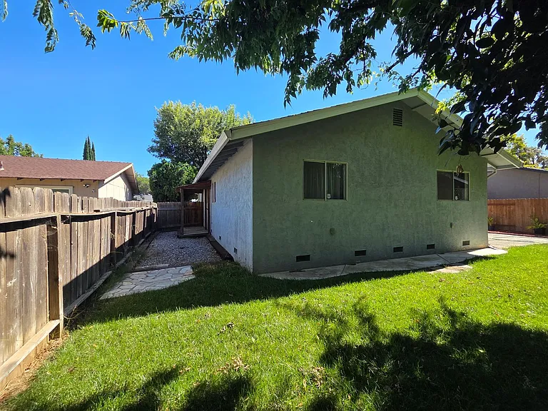 1955 Southwood Dr — Photo 15