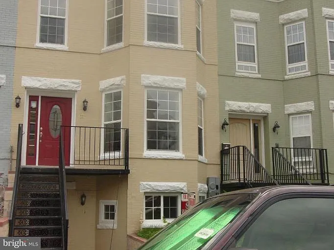13 S St NE #A — Photo 6
