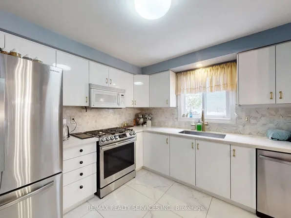 9 Malabar Cres, Brampton, ON L6S 3X6