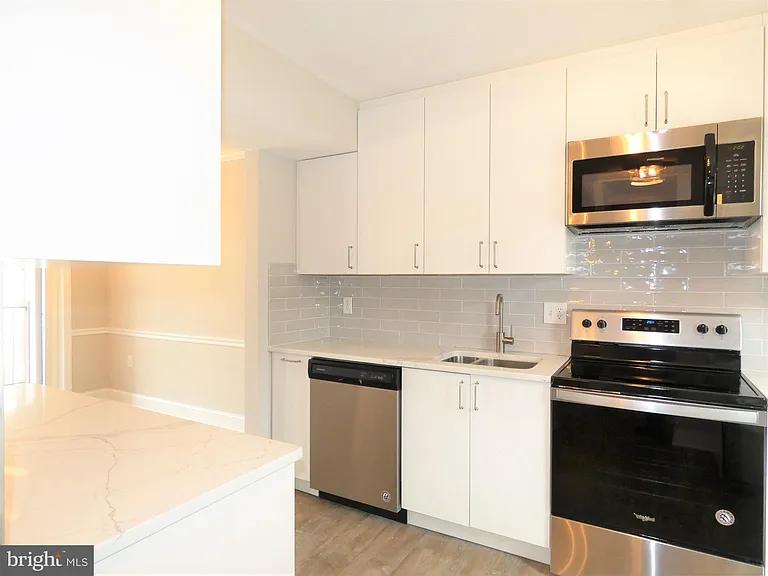 4128 Hamlin Ct — Photo 9