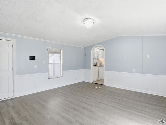 5th image of 1805 Creekview Dr