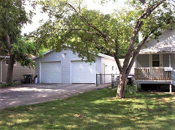 3702 Hillcrest #B + 1-Car Garage