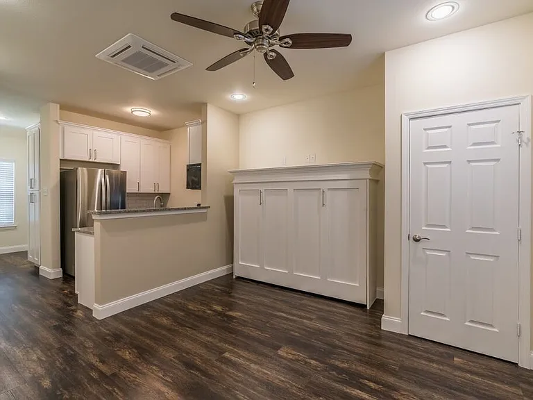 2407 Bois D Arc St — Photo 2