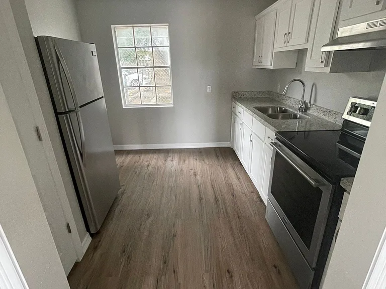 913 Athol St — Photo 12