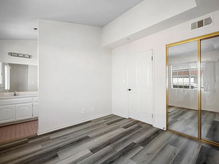 318 N Kenwood St #105 — Photo 22