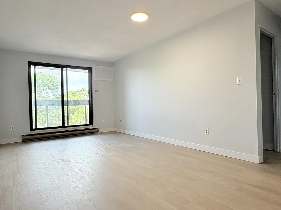1653 Ouellette Ave #402