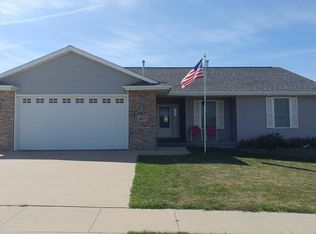 1613 Meadow Ridge Ct, Anamosa, IA 52205