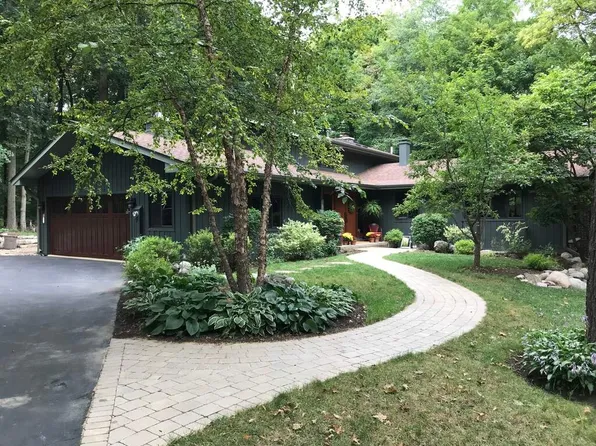 4N154 Thornapple Rd, St Charles, IL 60174