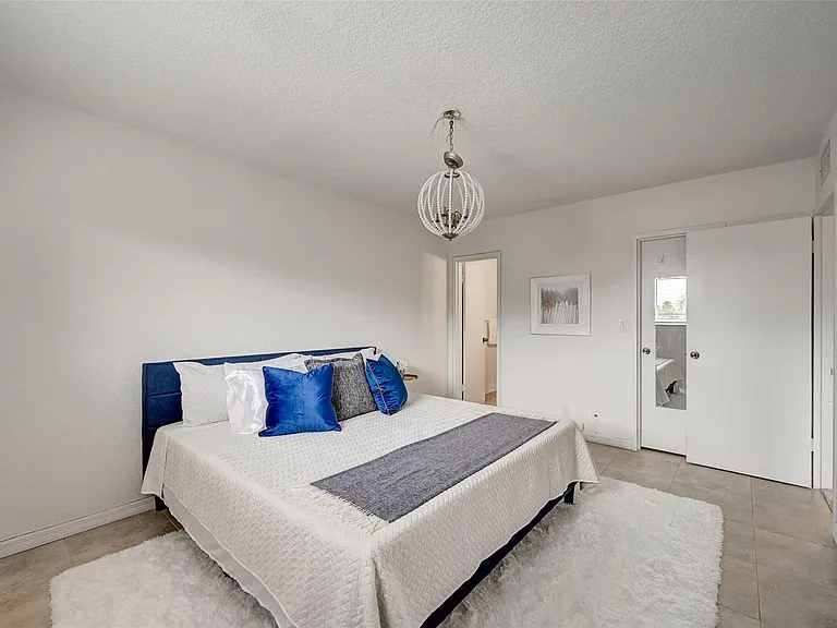 2020 NE 56th St #204 — Photo 13