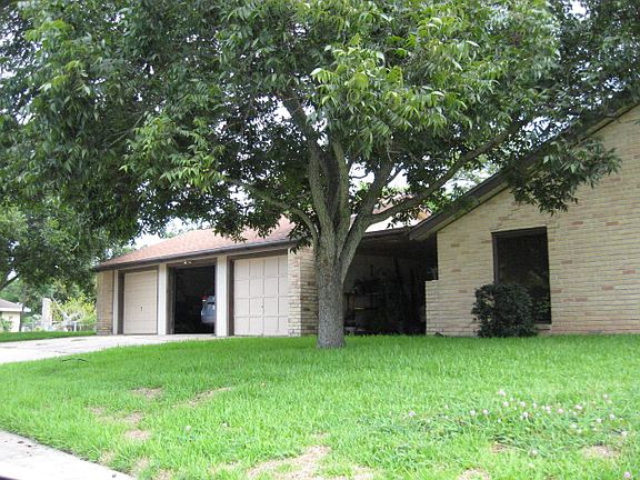 3 car detached garage