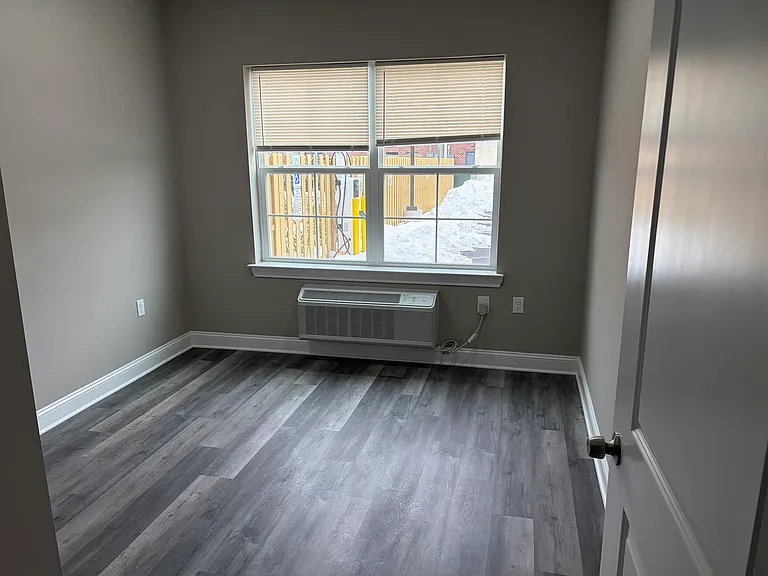 337 Front St — Photo 2