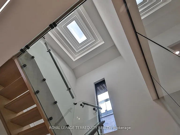 741 Woburn Ave — Photo 20