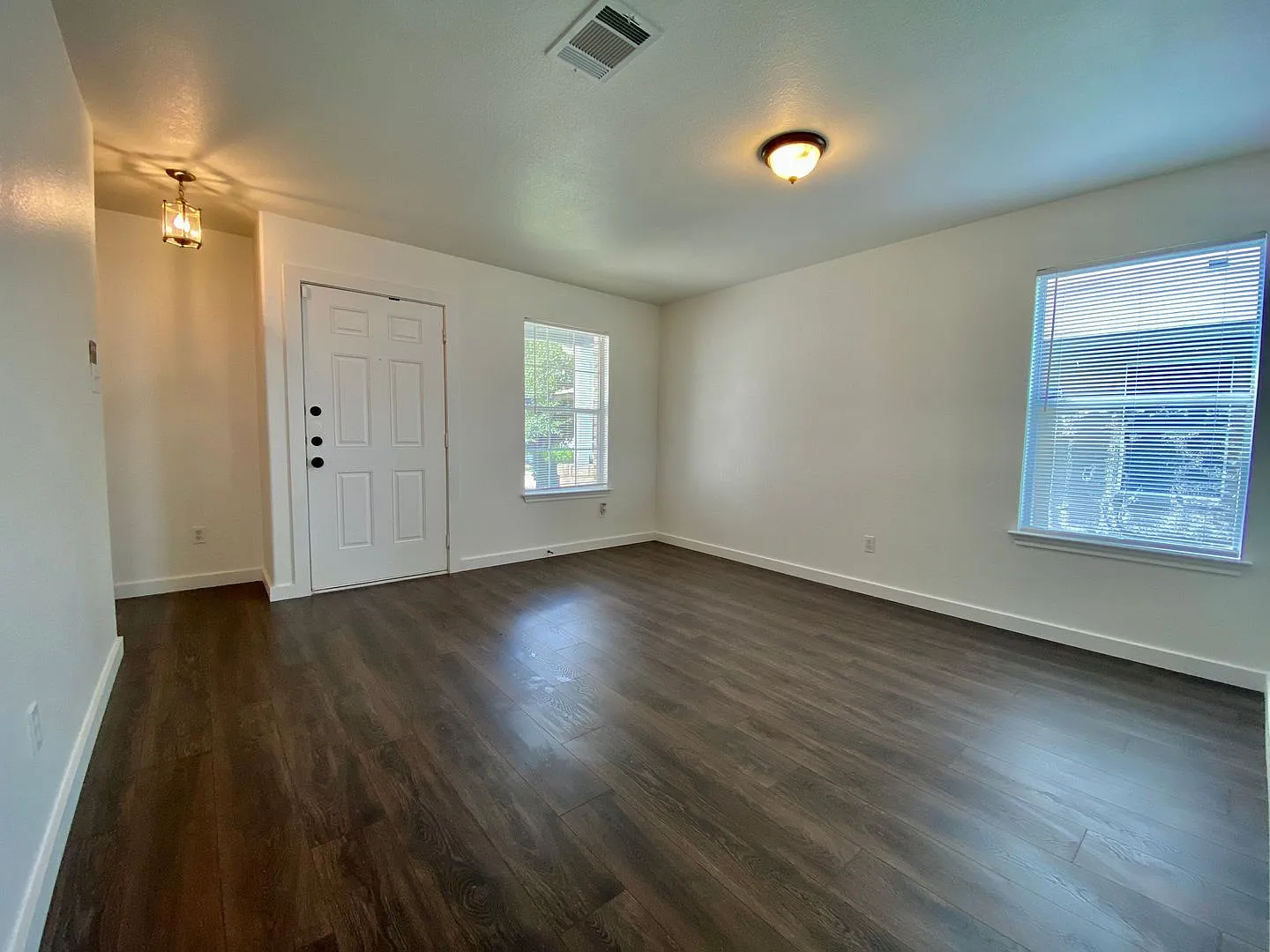 4 Bedroom, 3 Bathroom in Del Valle!! — Photo 3
