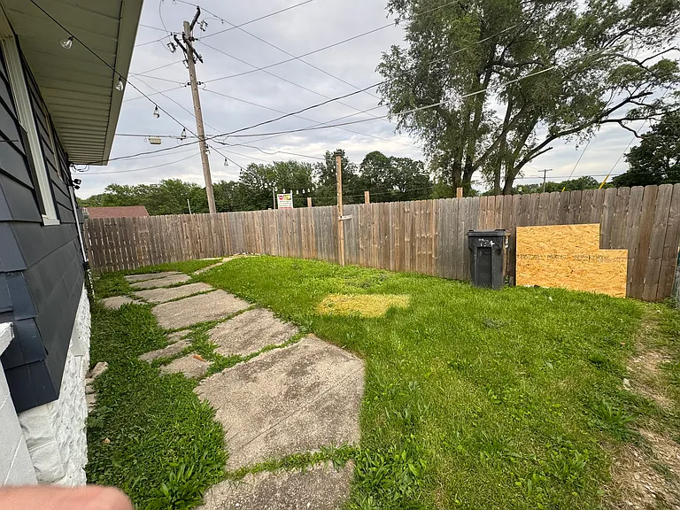 1145 E Walnut St — Photo 3