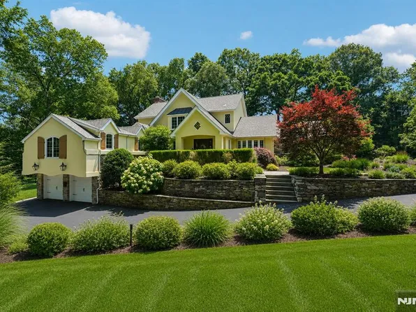 650 Fairview Pl, Wyckoff, NJ 07481