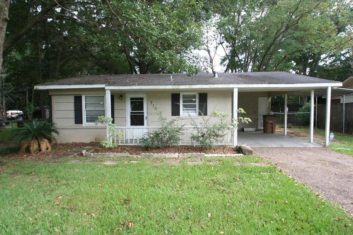 3 bed, 1.5 bath, 1100 sqft, $1,350 — Photo 1