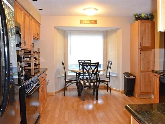 5th image of 450 Edgetree Ln