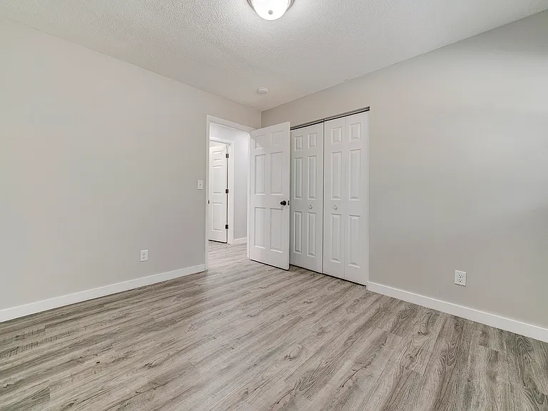 112 Liverpool Dr SE — Photo 18