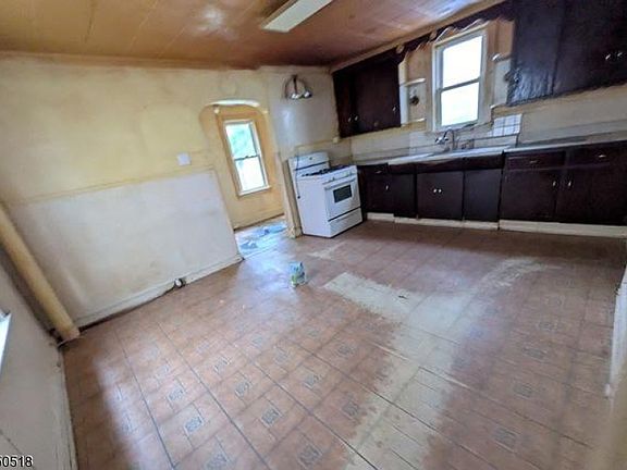 3rd image of 376 Myrtle Ave