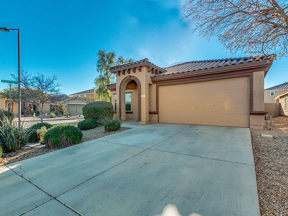 2nd image of 813 E Cowboy Cove Trl