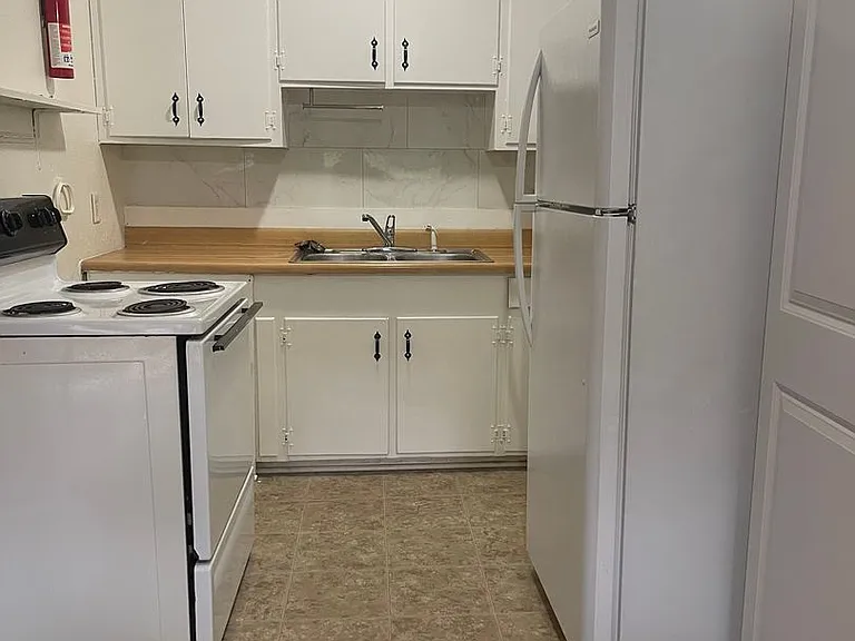2412B Airport Dr — Photo 5