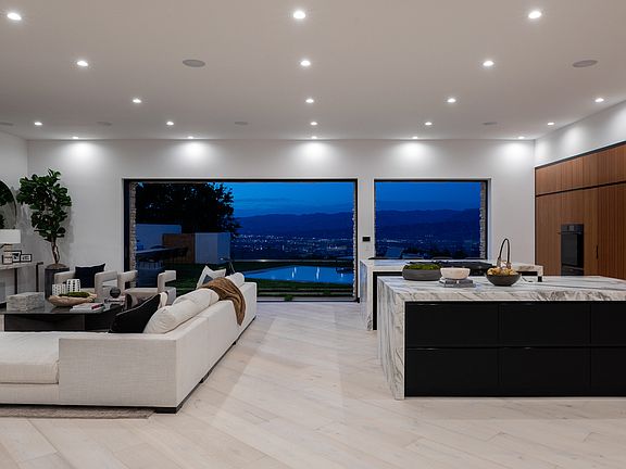 4th image of 8338 Skyline Dr
