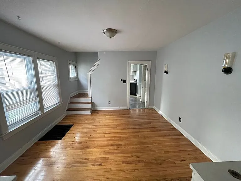 921 Thomas Rd — Photo 3