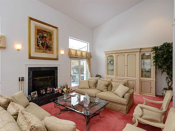 5th image of 33 Tiffany Cir