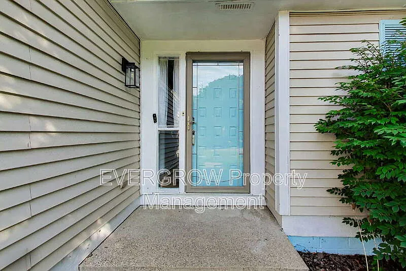 3 bed, 2.0 bath, 1405 sqft, $2,100 — Photo 3