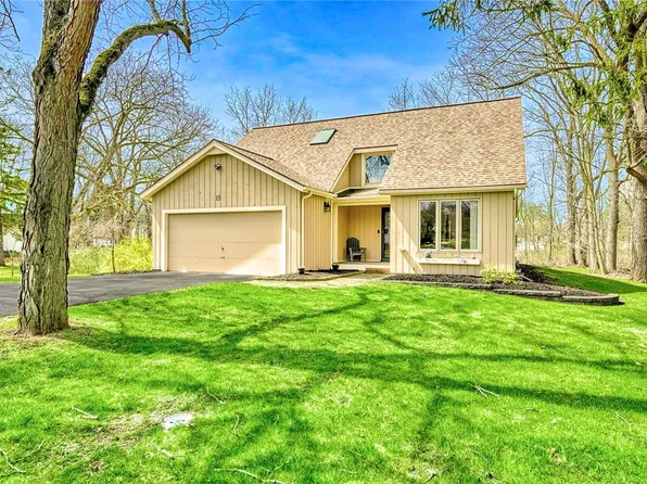 15 Tree Brook Dr, Rochester, NY 14625