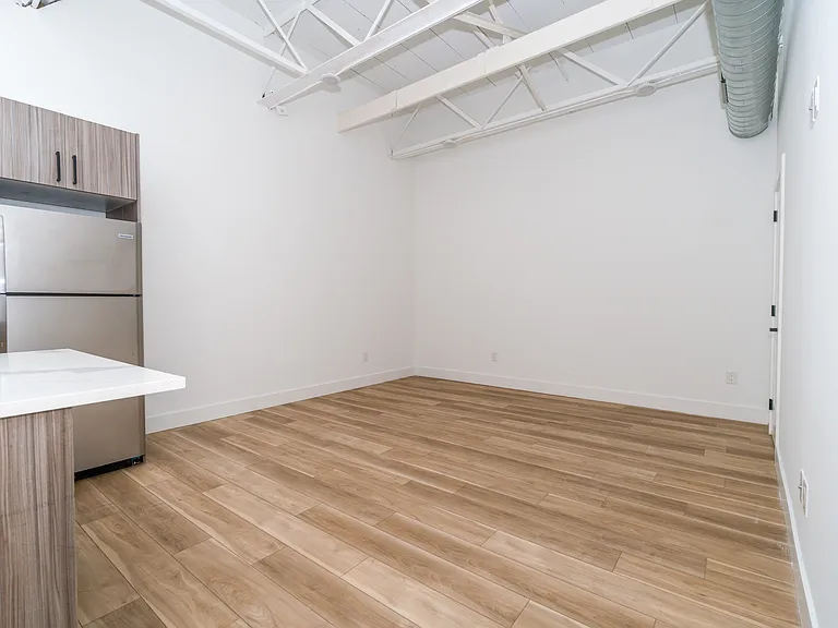 2700 E Auburn St — Photo 29